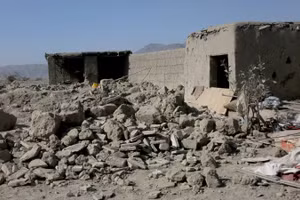 Cảnh đổ nát sau một cuộc không kích tại Nangarhar, Afghanistan. (Ảnh: THX/TTXVN)