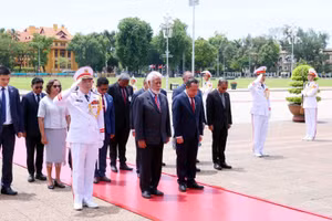 Thủ tướng Timor-Leste Kay Rala Xanana Gusmão đến đặt vòng hoa và vào Lăng viếng Chủ tịch Hồ Chí Minh. (Ảnh: Phạm Kiên/TTXVN)