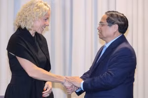 Thủ tướng Chính phủ Phạm Minh Chính và bà Susanna Campbell, Chủ tịch Tập đoàn SYRE tại buổi tiếp. (Ảnh: VGP/Nhật Bắc)