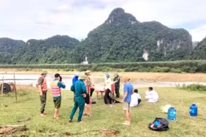 Lực lượng chức năng và gia đình tìm thấy thi thể 1 phụ nữ bị lũ cuốn ở xã Tân Hóa.