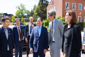 Thủ tướng Phạm Minh Chính tới thăm, làm việc với Viện Y học Karolinska. (Ảnh: TTXVN)