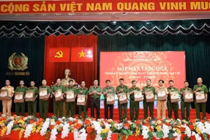 Đại tá Nguyễn Thành Sơn, Phó Giám đốc Công an tỉnh Hưng Yên trao quà tặng các đồng chí thương binh, thân nhân liệt sĩ đang công tác trong lực lượng Công an tỉnh.
