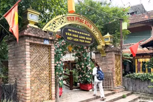 Làng lụa Vạn Phúc Hà Nội là điểm du lịch hấp dẫn du khách trong và ngoài nước.