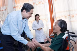 Chủ tịch Quốc hội Trần Thanh Mẫn với thương binh tại Trung tâm Điều dưỡng Thương binh và Người có công Long Đất ở ấp Hải Sơn, xã Long Hải, Thành phố Hồ Chí Minh. (Ảnh: Doãn Tấn/TTXVN)