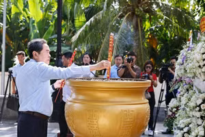 Chủ tịch Quốc hội Trần Thanh Mẫn dâng hương, hoa tại Công viên Tượng đài, Nhà lưu niệm Anh hùng liệt sĩ Võ Thị Sáu. (Ảnh: Doãn Tấn/TTXVN)