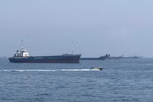 Các tàu thương mại neo đậu tại eo biển Hormuz, gần thị trấn Khasab, ở miền bắc Oman. (Ảnh: Tân Hoa xã)