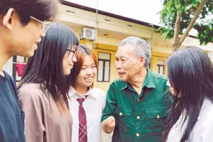 Thành viên dự án “Chuyện thời bình” lắng nghe chia sẻ của thương binh Đỗ Đăng Khuây tại Trung tâm Điều dưỡng thương binh Thuận Thành.