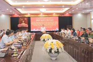 Đồng chí Nguyễn Đình Việt, Chủ tịch Ủy ban nhân dân tỉnh Sơn La chủ trì cuộc họp.