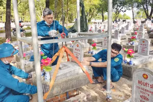 Thực hiện các bước để lấy mẫu hài cốt liệt sĩ tại Nghĩa trang Liệt sĩ quốc gia Đường 9.