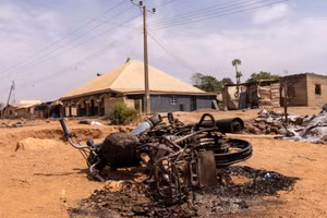 Cảnh tàn phá khi các tay súng tấn công và phóng hỏa ở khu vực Woro và Nuku ở bang Kwara, Nigeria ngày 5/2/2026. (Ảnh: Anadolu Agency/TTXVN)