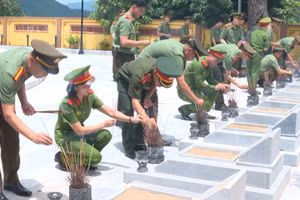 Thanh niên Công an dâng hương, viếng các liệt sĩ ở vùng thượng du Thanh Hóa.
