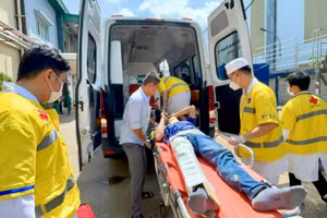 Người bị tai nạn lao động được vận chuyển từ hiện trường về bệnh viện điều trị.
