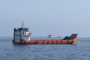 Tàu thuyền neo ngoài khơi thị trấn Khasab, Oman, chờ qua eo biển Hormuz. (Ảnh: THX/TTXVN phát)