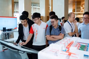 Doanh nghiệp công nghệ số tìm hiểu các giải pháp về hạ tầng số và dữ liệu tại Hội nghị Data Center & Cloud Infrastructure Summit (DCCI Summit) 2026.