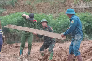 Cán bộ, chiến sĩ lực lượng vũ trang xã Ngọc Chiến, tỉnh Sơn La giúp người dân bản Lọng Cang, xã Ngọc Chiến khắc phục hậu quả sau mưa lũ.