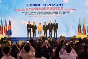 Bộ trưởng 4 nước mới gia nhập TAC và Bộ trưởng Ngoại giao Philippines Ma. Theresa P. Lazaro chụp ảnh lưu niệm. (Ảnh: Việt Dũng/PV TTXVN từ Philippines)
