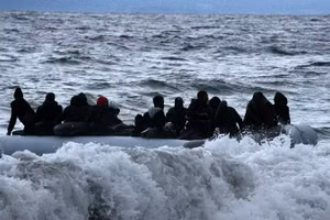 Người di cư trên thuyền ở ngoài khơi đảo Lesbos, Hy Lạp. (Ảnh tư liệu: THX/TTXVN)