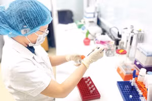 Giám định viên Trung tâm Pháp y Hà Nội đang tiến hành các bước xét nghiệm, giám định ADN.