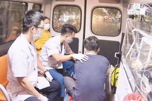 Nhân viên y tế Trung tâm cấp cứu 115 Đà Nẵng trên đường đi cấp cứu cho bệnh nhân.