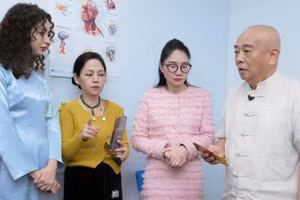 Lão Nhà Quê chia sẻ về cách chăm sóc sức khỏe chủ động từ dược liệu quanh nhà tại Viện Đông Y.