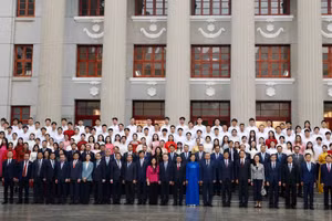 Tổng Bí thư, Chủ tịch nước Tô Lâm và Phu nhân cùng các đại biểu chụp ảnh lưu niệm tại Di tích Khu học xá Trung ương, Nam Ninh (Trung Quốc). (Ảnh: Thống Nhất/TTXVN)