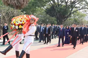 Thường trực Ban Bí thư Trần Cẩm Tú cùng Đoàn đại biểu cấp cao Việt Nam đặt vòng hoa tại Đài tưởng niệm Liệt sĩ vô danh ở thủ đô Viêng Chăn. (Ảnh: Phương Hoa/TTXVN)