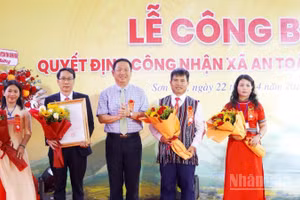 Trao Quyết định của Chủ tịch Ủy ban nhân dân tỉnh Quảng Ngãi công nhận xã An toàn khu cho lãnh đạo xã Sơn Tây.