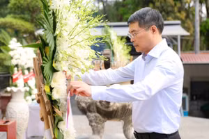 Thủ tướng Chính phủ Lê Minh Hưng đặt vòng hoa tại Khu mộ 10 nữ anh hùng Thanh niên xung phong Đồng Lộc.