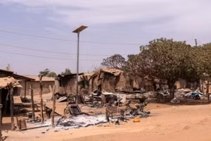 Cảnh tàn phá khi các tay súng tấn công và phóng hỏa ở khu vực Woro và Nuku ở bang Kwara, Nigeria ngày 5/2/2026. (Ảnh: Anadolu Agency/TTXVN)