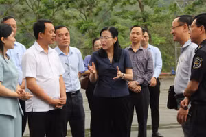 Đồng chí Nguyễn Thanh Hải, Ủy viên Trung ương Đảng, Chủ nhiệm Ủy ban Khoa học, Công nghệ và Môi trường của Quốc hội làm việc với các lực lượng chức năng khu vực cửa khẩu quốc tế Hữu Nghị.