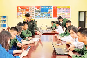 Cán bộ, chiến sĩ Sư đoàn 325 và đơn vị kết nghĩa tham gia thi trực tuyến tìm hiểu 80 năm Ngày thành lập Quân đội nhân dân Việt Nam (Ảnh Sư đoàn 325)