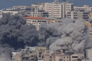 Khói bốc lên từ những tòa nhà sau vụ tấn công của Israel vào khu vực Haret Hreik, phía nam thủ đô Beirut, Liban. (Ảnh: THX/TTXVN)
