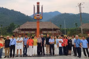 Các văn nghệ sĩ đi thực tế sáng tác tại vùng núi Nam Đông, Huế.