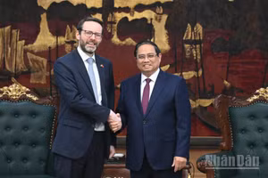 Thủ tướng Phạm Minh Chính và Đại sứ Liên hiệp Vương quốc Anh và Bắc Ireland tại Việt Nam Iain Frew.