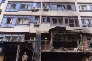 Một tòa nhà bị hư hỏng tại quận Shevchenkivskyi ở thủ đô Kiev, Ukraine ngày 21/7/2025. (Ảnh: THX/TTXVN)