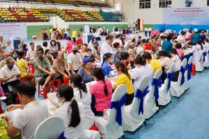 Người dân đến điểm khám sức khỏe tại phường Bình Phú. 