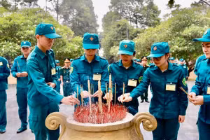 Chiến sĩ dân quân tự vệ dâng hương tại Nhà tù Phú Lợi.