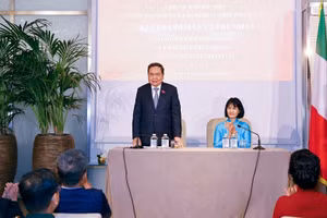 Chủ tịch Quốc hội Trần Thanh Mẫn nói chuyện với cán bộ Đại sứ quán và đại diện cộng đồng người Việt Nam tại Italia. (Ảnh: Doãn Tấn/TTXVN)