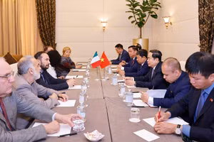 Chủ tịch Quốc hội Trần Thanh Mẫn gặp Tổng Bí thư Đảng Cộng sản tái lập Italia Maurizio Acerbo. (Ảnh: Doãn Tấn/TTXVN)