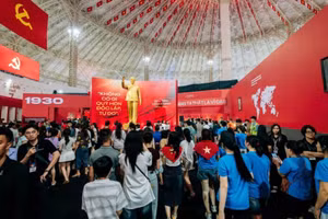 Triển lãm “95 năm Cờ Đảng soi đường” vẫn đón tiếp đông đảo nhân dân tới tham quan