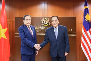 Chủ tịch Thượng viện Malaysia Dato' Awang Bemee Awang Ali Basah đón Chủ tịch Quốc hội Trần Thanh Mẫn. (Ảnh: Doãn Tấn/TTXVN)