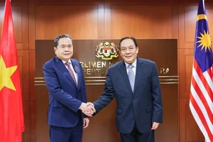 Chủ tịch Thượng viện Malaysia Dato' Awang Bemee Awang Ali Basah đón Chủ tịch Quốc hội Trần Thanh Mẫn. (Ảnh: Doãn Tấn/TTXVN)