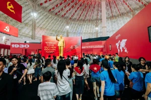 Triển lãm “95 năm Cờ Đảng soi đường” vẫn đón tiếp đông đảo nhân dân tới tham quan