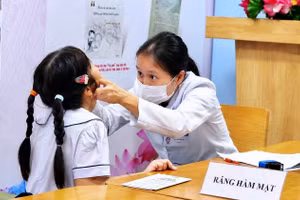 Bệnh viện Nhi đồng 2 triển khai khám sức khỏe cho học sinh. (Ảnh: Bệnh viện Nhi đồng 2 cung cấp)