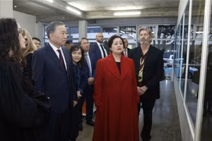 Tổng Bí thư, Chủ tịch nước Tô Lâm và Toàn quyền New Zealand Dame Cindy Kiro tham quan Triển lãm ảnh StarkWhite của nhiếp ảnh gia Fiona Pardington. (Ảnh: Thống Nhất/TTXVN)