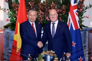 Tổng Bí thư, Chủ tịch nước Tô Lâm và Thủ tướng New Zealand Christopher Luxon chụp ảnh chung. (Ảnh: Thống Nhất/TTXVN)