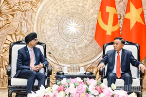 Thường trực Ban Bí thư Trần Cẩm Tú tiếp Đại sứ Singapore Rajpal Singh. (Ảnh: DUY LINH)