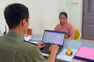 Cơ quan chức năng làm việc với bà Triệu Thị Tâm. (Ảnh: Công an cung cấp)