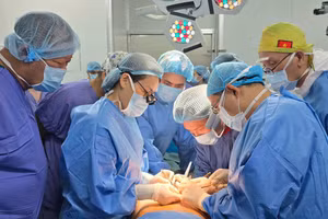 Các bác sĩ Bệnh viện Hữu nghị Việt Đức thực hiện ca ghép. (Ảnh: Bệnh viện cung cấp)