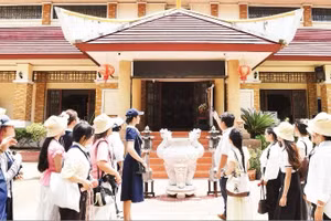 Du khách tham quan Khu di tích Chủ tịch Hồ Chí Minh tại tỉnh Udon Thani, Thái Lan. (Ảnh: Báo Nhân Dân)